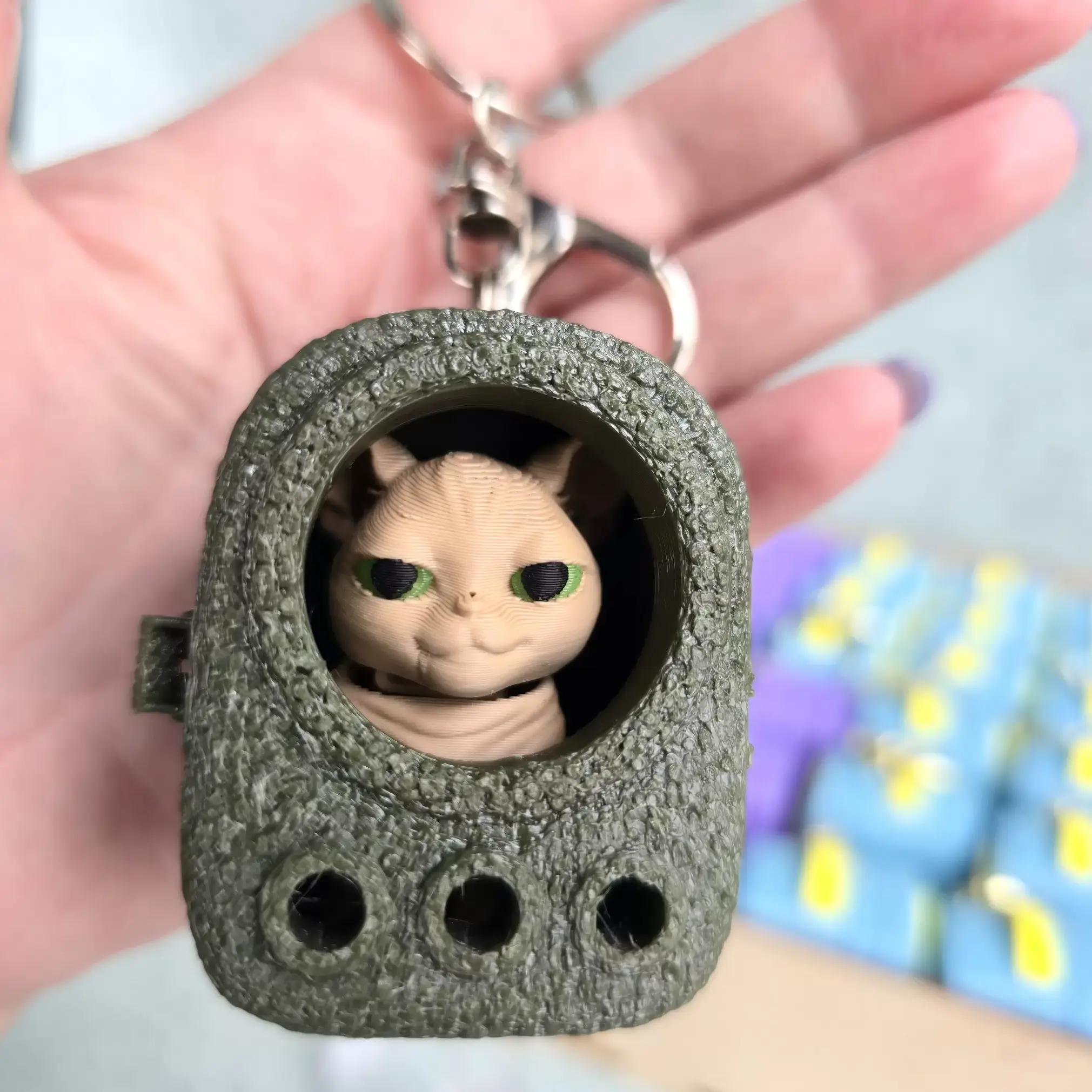 3Д Брелок Сфинкс котик в рюкзачке 6х4х4,5см, Хаки+Кофе с молоком
