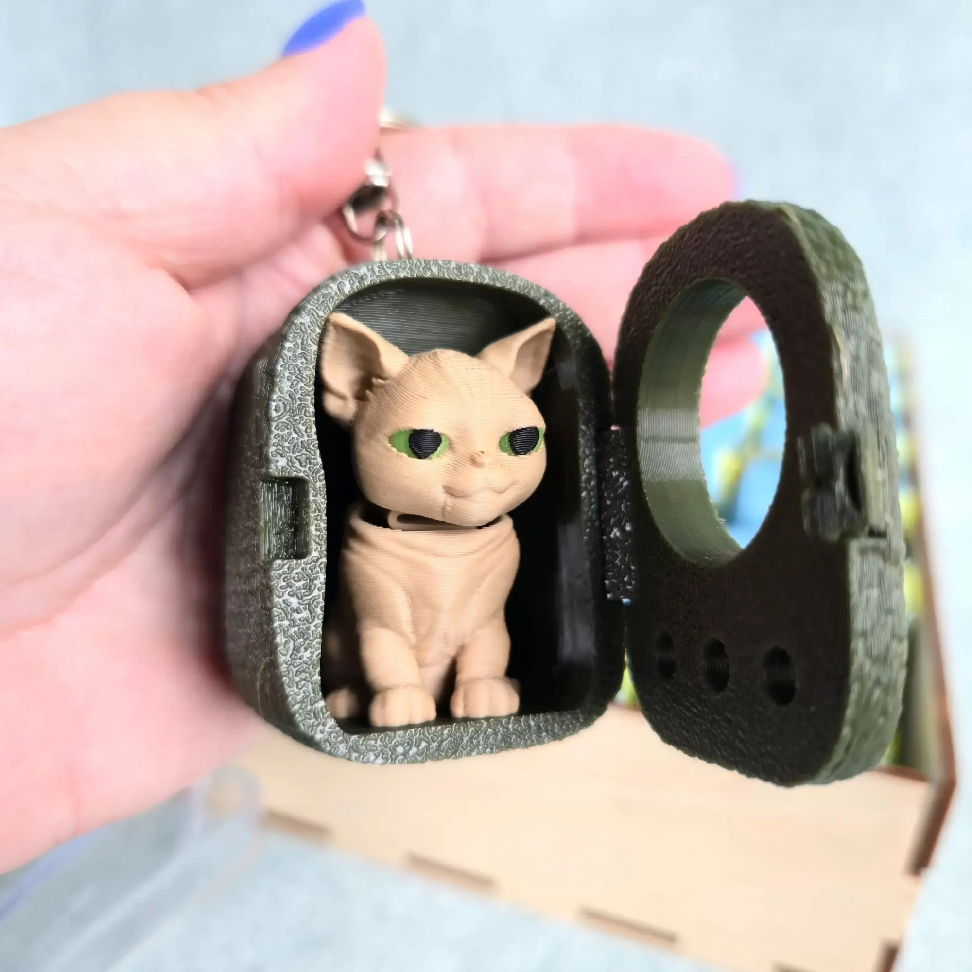 3Д Брелок Сфинкс котик в рюкзачке 6х4х4,5см, Хаки+Кофе с молоком