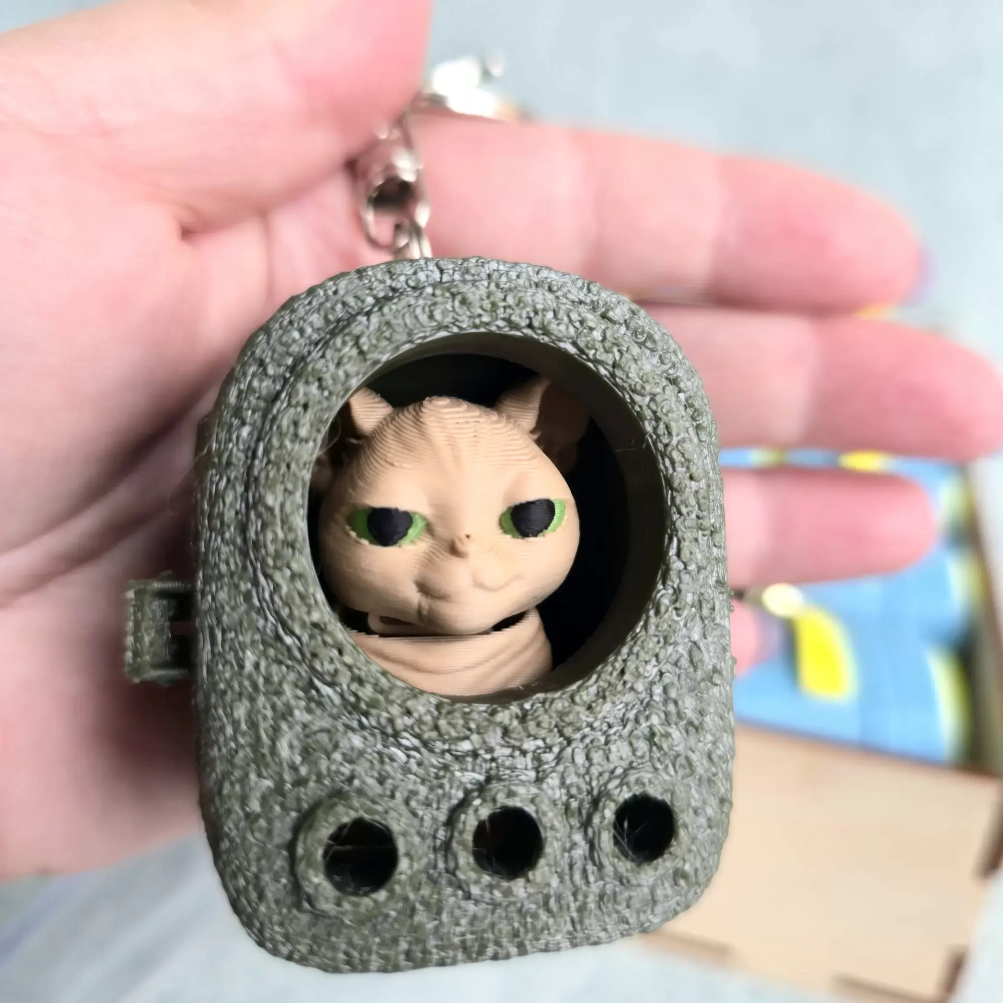 3Д Брелок Сфинкс котик в рюкзачке 6х4х4,5см, Хаки+Кофе с молоком